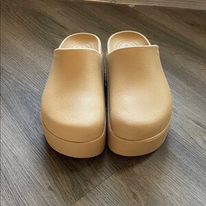 Dylan Platform Clogs Crocs